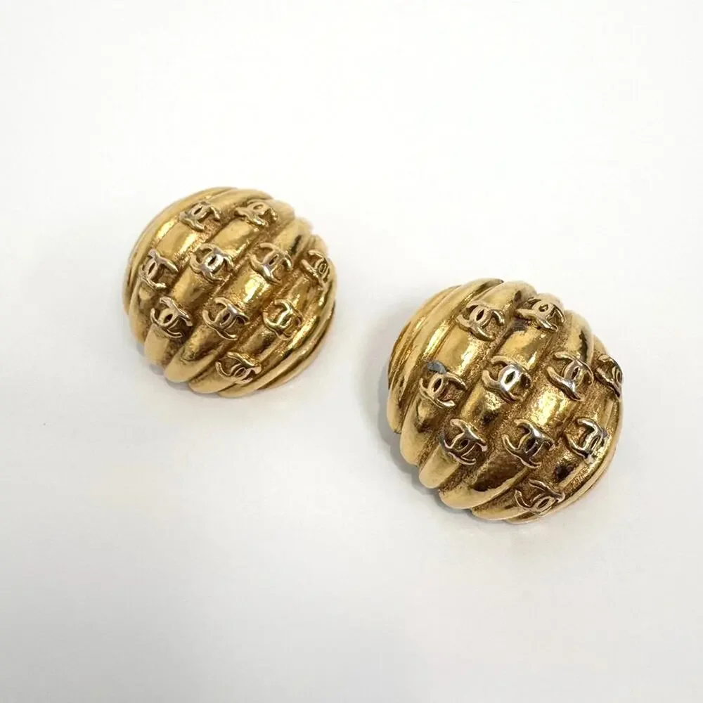 CHANEL Vintage Gold Plated CC Logo Shell Dome Clip On Earrings Round Stamped